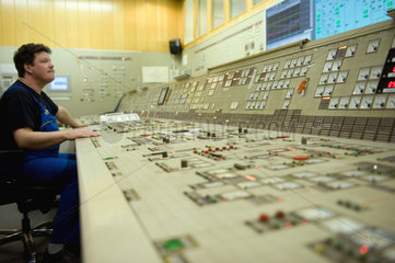 Berlin  Deutschland  Mitarbeiter in einem Kraftwerk sitzt am Leitstand