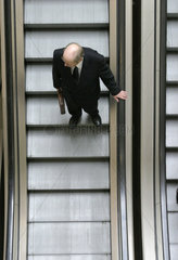 Mann auf Rolltreppe auf der ITB  Berlin
