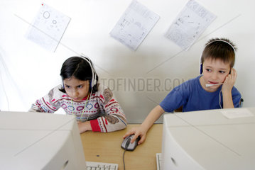 Computerkurs fuer Kinder an einer Grundschule