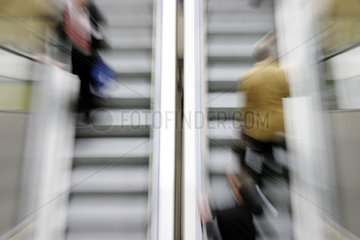 ITB Berlin  Menschen fahren auf einer Rolltreppe