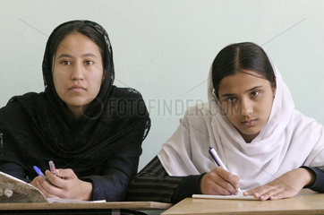 Portraits verschleierter Schuelerinen in Kabul