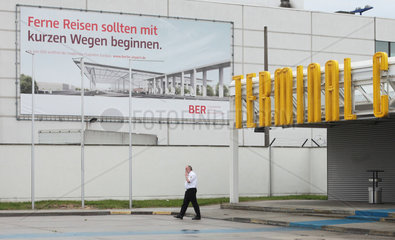 Schoenefeld  Deutschland  Werbeplakat des Flughafen Berlin-Brandenburg (BER)