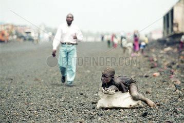 Strassenkind nach dem Vulkanausbruch in Goma