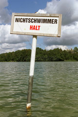 Boetzsee  Symbolfoto Warnschild fuer Nichtschwimmer
