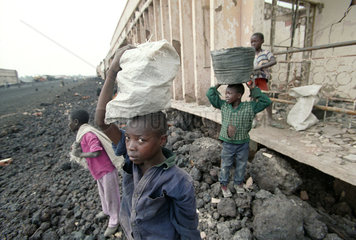 Strassenkinder nach dem Vulkanausbruch in Goma