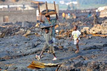 Rettung der letzten Habe nach dem Vulkanausbruch in Goma