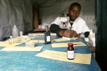 Vorsorgeuntersuchungen am Mikroskop in Goma