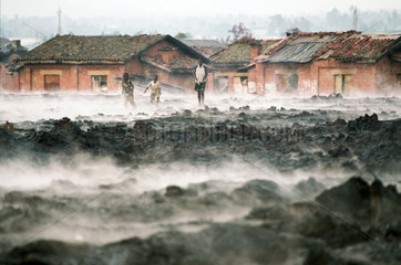 Regen verdampft auf dem Lavafeld des zerstoerten Goma