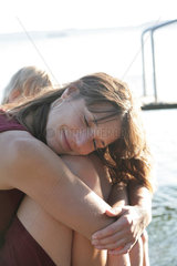 Ploen  Deutschland  eine junge Frau entspannt auf einem Bootssteg