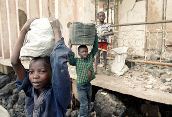 Strassenkinder nach dem Vulkanausbruch in Goma