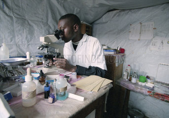 Vorsorgeuntersuchungen am Mikroskop in Goma