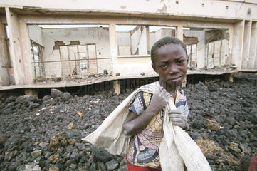 Strassenkind nach dem Vulkanausbruch in Goma