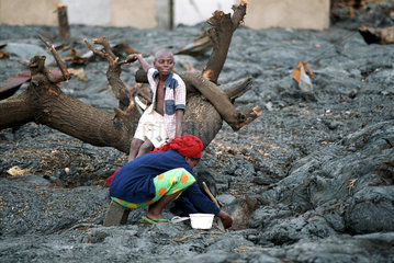 Kochen auf einem Lavafeld im zerstoerten Goma