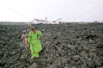 Frauen ueberqueren ein Lavafeld in Goma