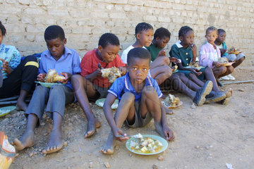 Essensverteilung an Waisenkinder in Namibia