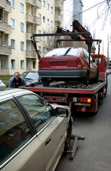Berlin  Deutschland  falsch geparkte Autos werden abgeschleppt
