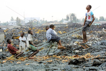 Spielende Kinder nach dem Vulkanausbruch in Goma