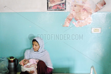 Mutter mit Kind im Indra Gandhi Hospital  Kabul.
