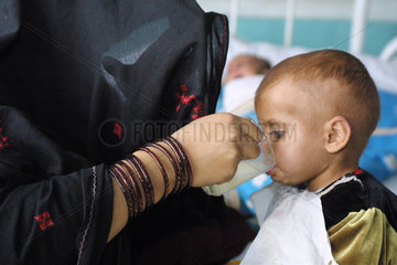 Mutter versorgt Kind im Indra Gandhi Hospital  Kabul.