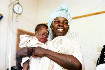 Mutter mit Kleinkind auf dem Arm im Hospital Rusitu