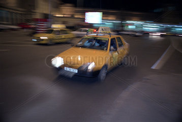 Ein Taxi (ein Dacia Logan) bei Nacht in Bukarest