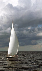 Segelboot und Wolken