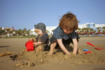 Kinder beim Buddeln am Strand