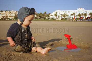 Ein Kind beim Buddeln am Strand