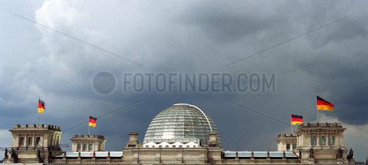 Berlin - Gewitterstimmung am Reichstag