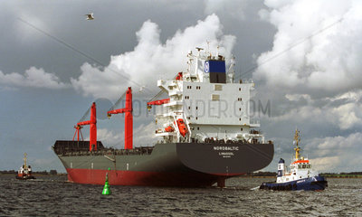Ein neues Containerschiff verlaesst den Hafen von Wismar