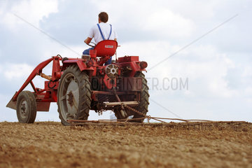 Ein Bauer im Traktor erntet Kartoffeln