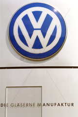 Logo der Volkswagen AG an der Glaesernen Manufaktur  Dresden