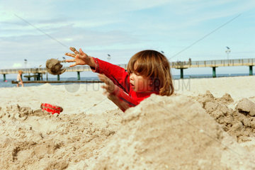 Ein Kind spielt am Strand