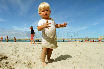 Graal Mueritz  ein kleines Kind in der Sonne am Strand