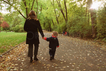 Mutter und Kind spazieren im Park