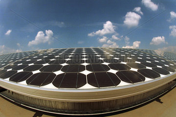 Berlin - Eine Photovoltaic Anlage der Solon AG auf einem Dach
