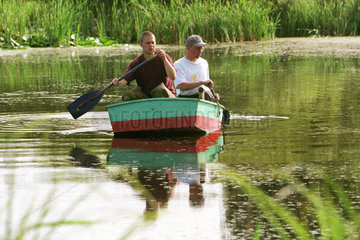 Zwei Maenner in einem Boot auf einem Tuempel