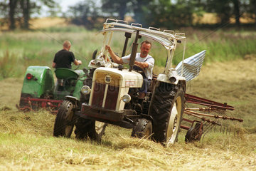 Mecklenburg  Landarbeiter beim Heu wenden auf dem Feld