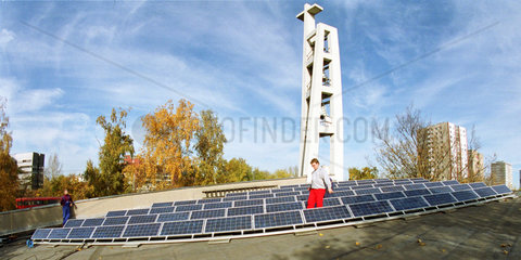 Berlin - Eine Photovoltaic Anlage der Solon AG auf einem Dach einer Kirche