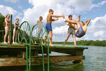 Boetzsee  Jugendliche werfen ein Maedchen ins Wasser