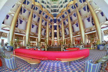 Dubai  Eingangshalle des Burj Al Arab