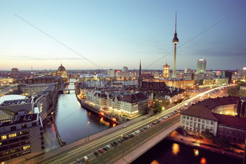 Stadtpanorama mit Fernsehturm in Berlin-Mitte