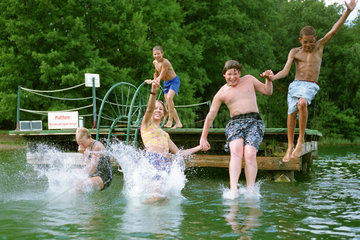 Boetzsee  Jugendliche springen gemeinsam ins Wasser