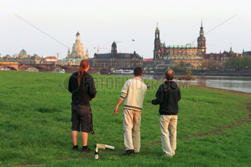 Boulespieler am Elbufer vor dem Dresdener Stadtpanorama