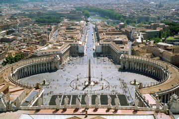 Rom  Blick vom Petersdom auf den Petersplatz im Vatikan