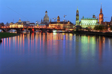 Dresden  das Stadtpanorama im Abendlicht