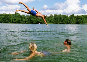 Boetzsee  ein Junge springt kopfueber ins Wasser