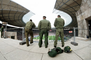 Berlin  Polizisten ueberwachen ein Fussballspiel im Berliner Olympiastadion