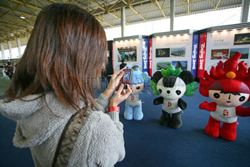 Hong Kong  Frau fotografiert die Maskottchen der Olympischen Sommerspiele 2008 in Peking