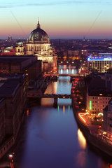 Berlin  Blick auf den Berliner Dom und die Spree